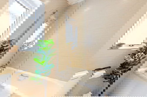 Foto 17 - Semi-detached House With Modern Bespoke Interior