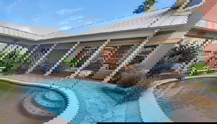 Foto 1 - Spacious Retreat w/ Heated Pool, Sunset Deck & Golf Cart. Quick Walk to Beach