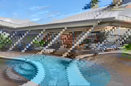 Foto 1 - Spacious Retreat w/ Heated Pool, Sunset Deck & Golf Cart. Quick Walk to Beach