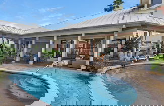 Foto 1 - Spacious Retreat w/ Heated Pool, Sunset Deck & Golf Cart. Quick Walk to Beach