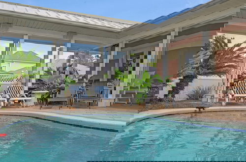 Foto 44 - Spacious Retreat w/ Heated Pool, Sunset Deck & Golf Cart. Quick Walk to Beach