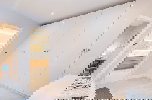 Foto 69 - Stylish new Home With Parking - King Beds Garden