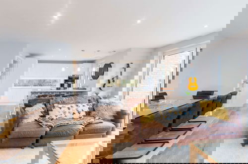Foto 59 - Stylish new Home With Parking - King Beds Garden
