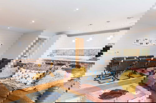 Foto 55 - Stylish new Home With Parking - King Beds Garden