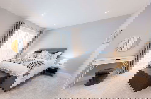 Foto 53 - Stylish new Home With Parking - King Beds Garden