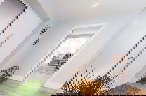 Foto 56 - Stylish new Home With Parking - King Beds Garden