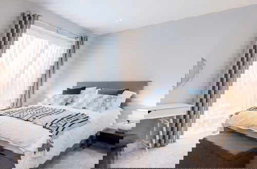 Foto 4 - Stylish new Home With Parking - King Beds Garden
