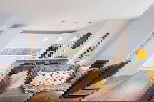 Foto 10 - Stylish new Home With Parking - King Beds Garden