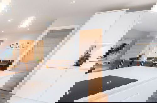 Foto 13 - Stylish new Home With Parking - King Beds Garden