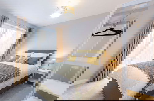 Foto 74 - Stylish new Home With Parking - King Beds Garden