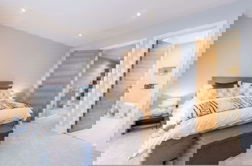 Foto 67 - Stylish new Home With Parking - King Beds Garden