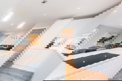 Foto 61 - Stylish new Home With Parking - King Beds Garden