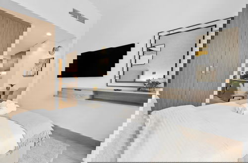 Foto 3 - Waves - Azizi Riviera Building 25 Cozy Studio With Balcony