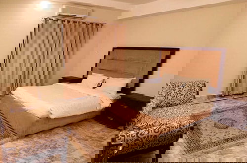 Photo 2 - Impeccable 3-bed Apartment in Lahore