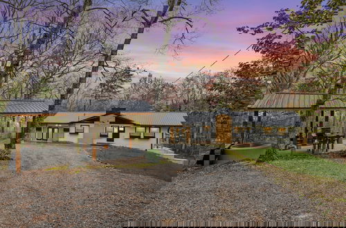 Foto 1 - Bluff Mountain Bungalow 4 Bedroom Home by RedAwning