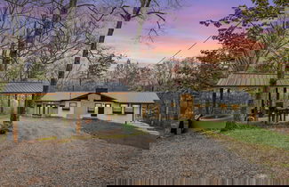 Foto 1 - Bluff Mountain Bungalow 4 Bedroom Home by RedAwning