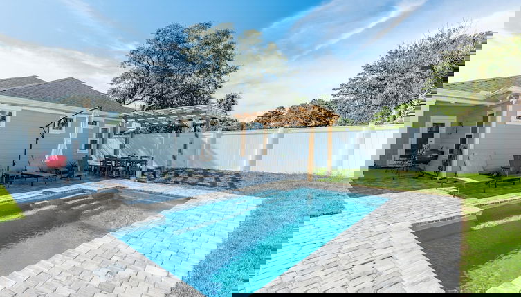 Foto 1 - Pet Friendly + Private Pool; Amazing Fenced Backyard, 5 Min Walk to Beach!