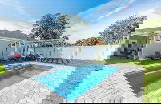 Foto 1 - Pet Friendly + Private Pool; Amazing Fenced Backyard, 5 Min Walk to Beach!