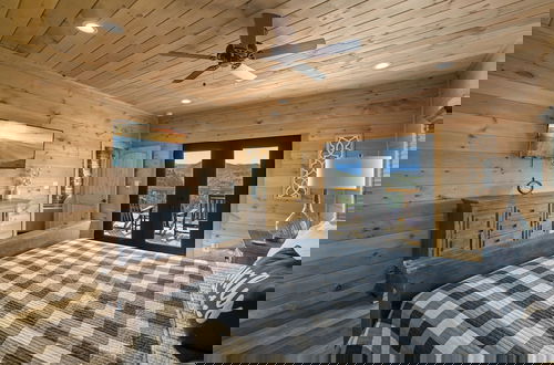 Foto 5 - The Hidden Owl Mountain Lodge 5 Bedroom Cabin by RedAwning