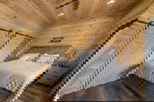 Foto 6 - The Hidden Owl Mountain Lodge 5 Bedroom Cabin by RedAwning