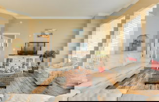 Foto 1 - Comfortable Modern Condo with Amazing Ocean View from 750 sqft Balcony - Unit 0107 by RedAwning