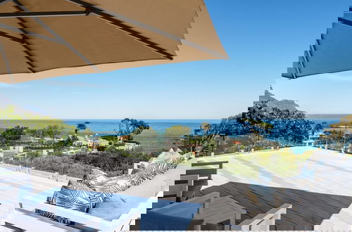 Foto 31 - Elegant Villa w Coastal Views Nestled Below Lions Head The Grange