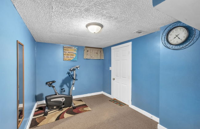 Lovely PET FRIENDLY three bedroom in desirable Urbandale Location! 3 Home by RedAwning - Photo 32