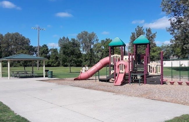 Lovely PET FRIENDLY three bedroom in desirable Urbandale Location! 3 Home by RedAwning - Photo 37