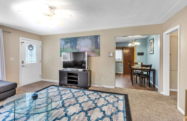 Lovely PET FRIENDLY three bedroom in desirable Urbandale Location! 3 Home by RedAwning - Photo 27