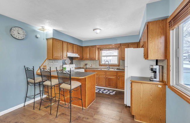 Lovely PET FRIENDLY three bedroom in desirable Urbandale Location! 3 Home by RedAwning - Photo 11