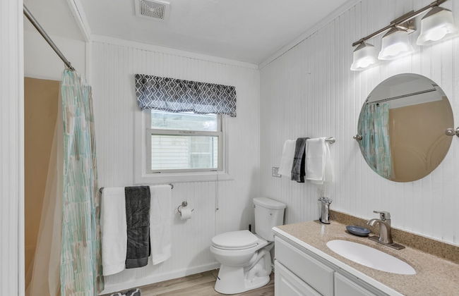 Lovely PET FRIENDLY three bedroom in desirable Urbandale Location! 3 Home by RedAwning - Photo 20