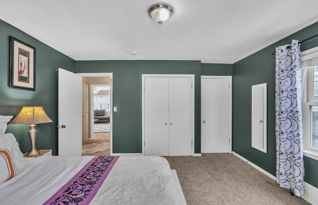 Lovely PET FRIENDLY three bedroom in desirable Urbandale Location! 3 Home by RedAwning - Photo 7