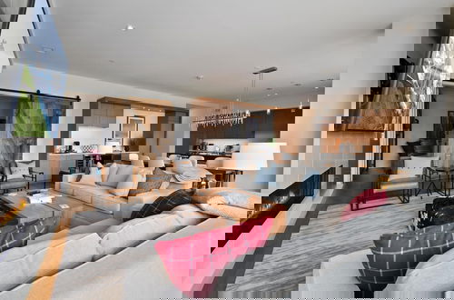 Foto 7 - Stunning 4-bdr Penthouse With Rooftop Deck Ski-in out Access Pool hot Tubs 5-star Amenities