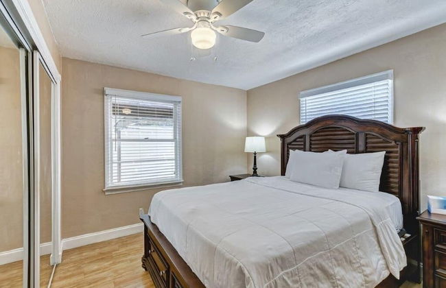 Beautifully Renovated 5 Bedroom with Guest House 5 Home by RedAwning - Foto 6