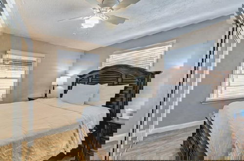 Foto 6 - Beautifully Renovated 5 Bedroom with Guest House 5 Home by RedAwning
