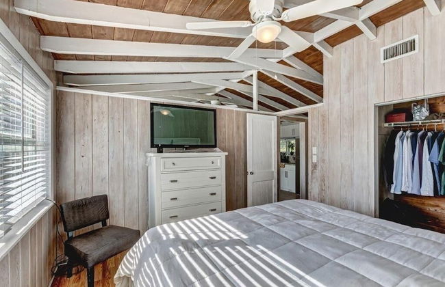 Beautifully Renovated 5 Bedroom with Guest House 5 Home by RedAwning - Foto 3
