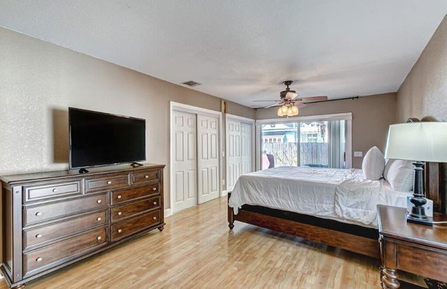 Beautifully Renovated 5 Bedroom with Guest House 5 Home by RedAwning - Foto 12