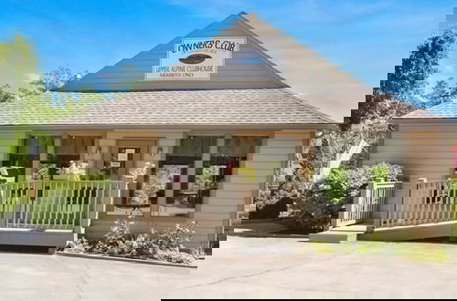 Foto 67 - Smoky Mountain High 8 Bedroom Chalet by RedAwning