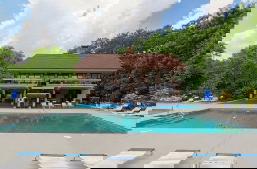 Foto 37 - Smoky Mountain High 8 Bedroom Chalet by RedAwning