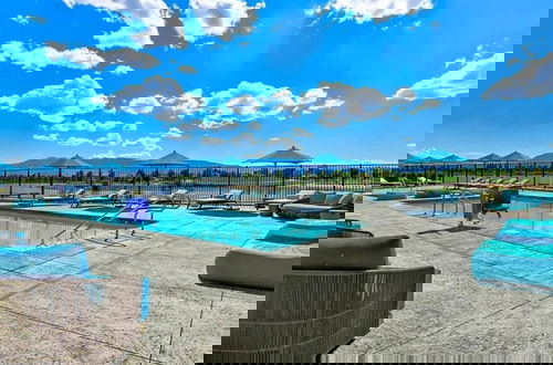 Foto 47 - Designer Apt With Jacuzzi Pool Mountain Views