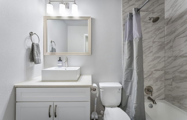 Prime Soco Chic 2BR King Suite w Pool Parking - Foto 6