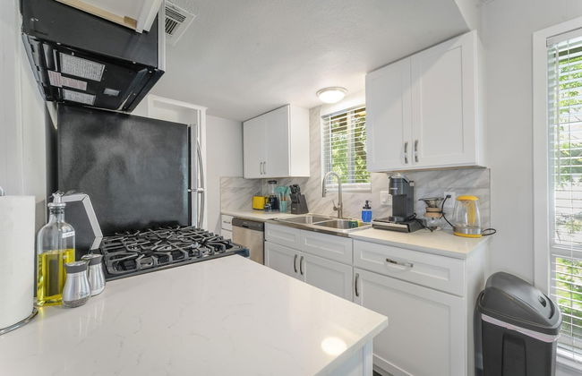 Prime Soco Chic 2BR King Suite w Pool Parking - Foto 9