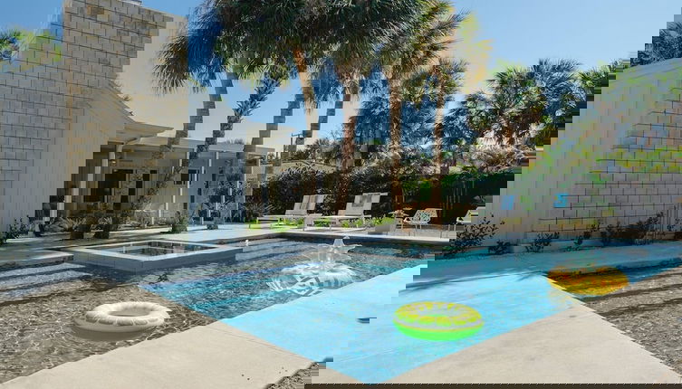 Foto 1 - Majestic Mid-century Modern Pool Home