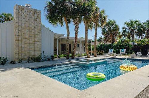 Foto 61 - Majestic Mid-century Modern Pool Home