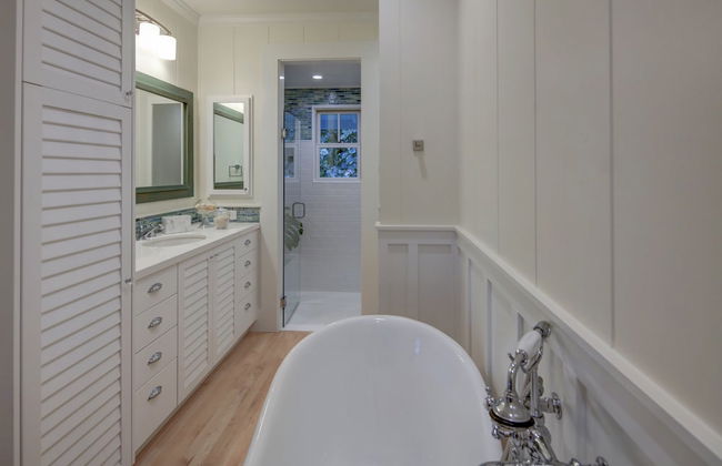 Gorgeous Renovated 1937 Plantation Style Beach House 50 Steps To The Center Of The Beach 5 Bedroom Home by RedAwning - Foto 33