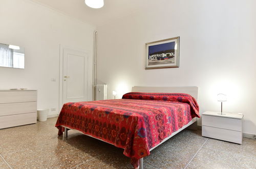 Photo 12 - Red & White Vatican Apartment