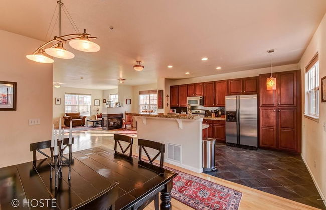 3BR Downtown Townhome /w Stunning Balcony Views! - Foto 15