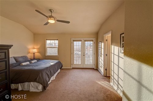 Photo 5 - 3BR Downtown Townhome /w Stunning Balcony Views