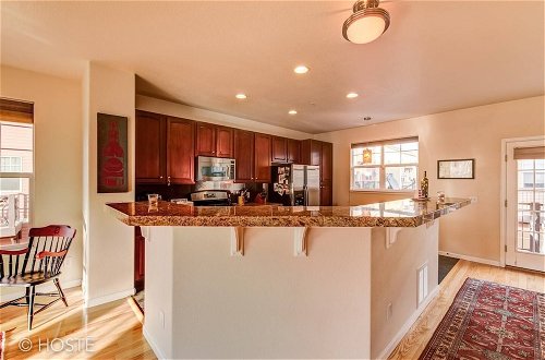 Photo 14 - 3BR Downtown Townhome /w Stunning Balcony Views