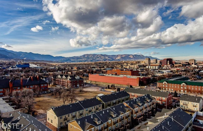 3BR Downtown Townhome /w Stunning Balcony Views! - Foto 33